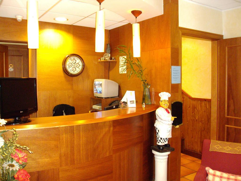 Hostal Montana Alins Ngoại thất bức ảnh